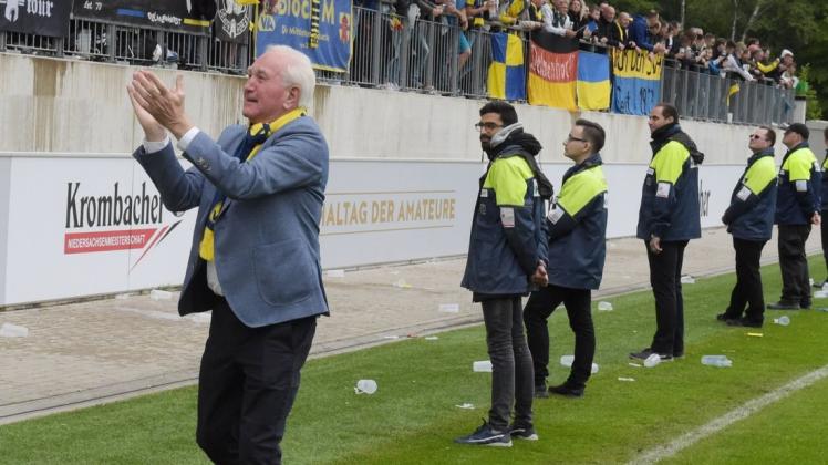 Manfred Engelbart ist Vorsitzender des SV Atlas Delmenhorst, der in der Fußball-Regionalliga um den Klassenerhalt kämpft.