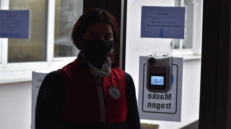 36,2, alles in Ordnung, Sportler darf trainieren: Weltmeisterin Marie-Louise Dräger am Mittwoch beim Fiebermessen an der Eingangstür in Kessin