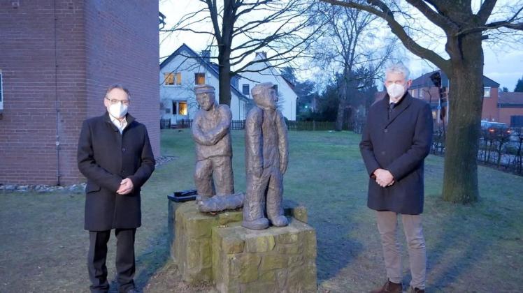 Der Opfer des Nationalsozialismus gedachten Pastor Markus Unterderweide (links) und Bürgermeister Heiner Pahlmann am Denkmal für die Zwangsarbeiter am Lutterplatz.