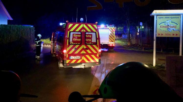 Mit mehreren Fahrzeugen ist die Feuerwehr in der Nacht zu Donnerstag zu einem Chlorgas-Alarm am Krandelbad ausgerückt.