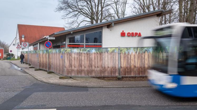 Die OSPA-Filiale in Gehlsdorf ist geschlossen. Hinter dem Gebäude steht eine „mobile Filiale” mit zwei SB-Terminals.