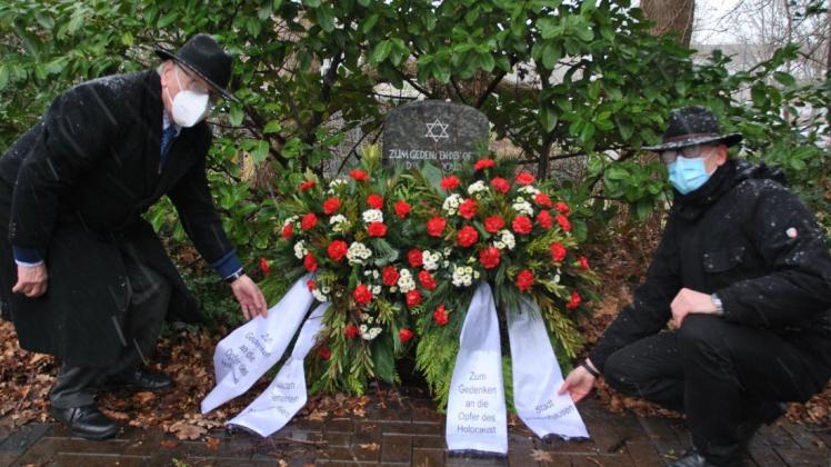 Legen einen Kranz auf dem jüdischen Friedhof in Wildeshausen nieder: Bodo Gideon Riethmüller (Landesverband der Jüdischen Gemeinden) und Bürgermeister Jens Kuraschinski.