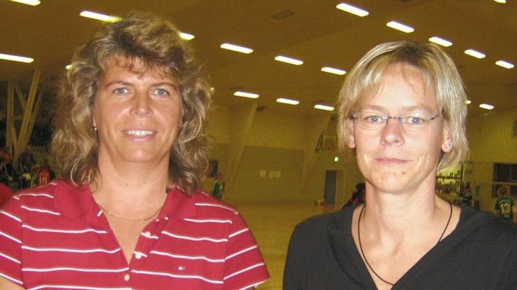 Sie symbolisieren auch die besondere Beziehung Rostock/Buxtehude: Andrea Bölk geborene Stein (links) und Heike Axmann geb. Dombrowski, hier 2008 an alter Wirkungsstätte in Marienehe