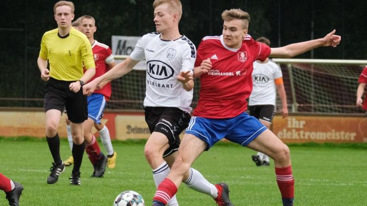 Der JFV Delmenhorst, das Foto zeigt den A-Jugendspieler Hannes Havekost (Mitte), bereitet sich bereits auf die Saison 2021/22 vor.