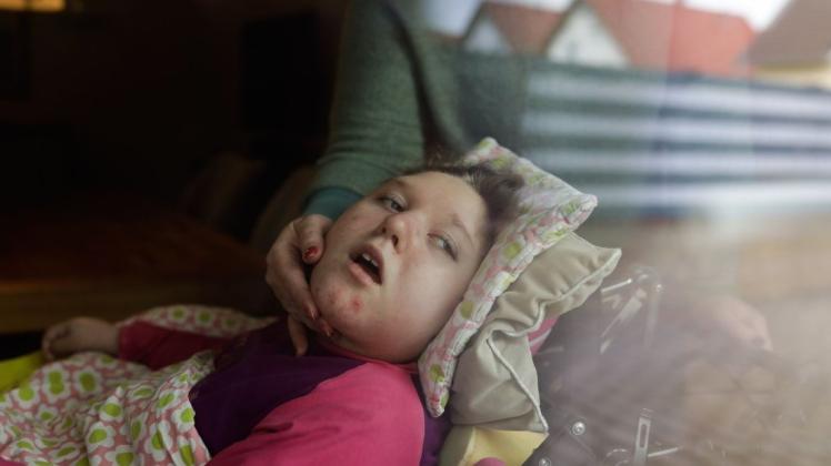 Die schwerbehinderte Emily befindet sich aufgrund des Coronavirus seit einem Jahr in Selbstisolation.