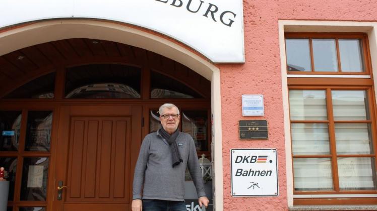 Das Schild "Brandenburger Gastlichkeit" prangt noch an der Tür - bald wird es ersetzt durch "Gastgeber des Jahres". Inhaber Hans-Jürgen Kiefer freut sich über die Auszeichnung.
