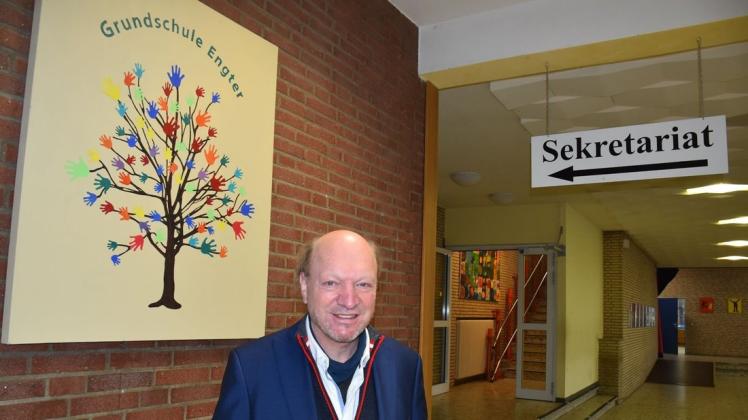 Günther Kruse-Joachim an seinem letzten Tag in der Grundschule Engter, die er 26 Jahre lang geleitet hat.