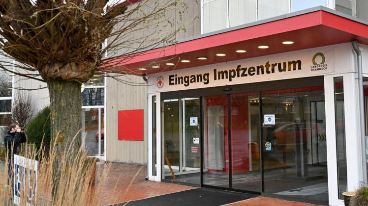 "Eingang Impfzentrum" steht vor einem ehemaligen Möbelgeschäft in GMHütte, das zu einem der beiden Impfzentren im Landkreis Osnabrück eingerichtet worden ist. (Archiv)