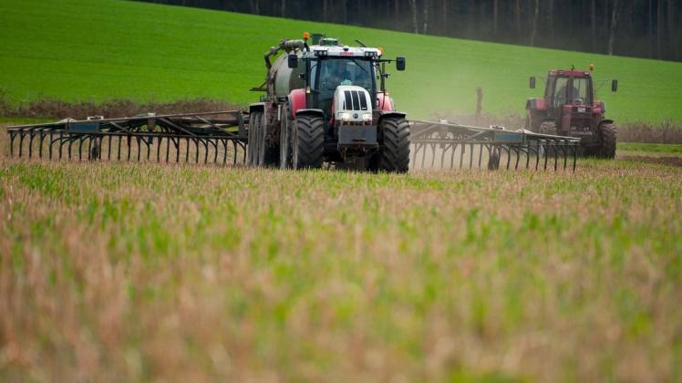 Landwirte bringen Gülle auf einem Acker in Niedersachsen aus. Das hilft den Pflanzen beim Wachsen, zu viel Nährstoffe können allerdings die Umwelt schädigen.