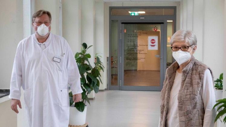 Am Franziskus-Hospital wurde jetzt die erste autologe Stammzelltransplantation durchgeführt. Dr. Rudolph Pegeny brachte die zuvor entnommenen Stammzellen mittels einer Infusion in den Körper von Patientin Ingrid Lülf.