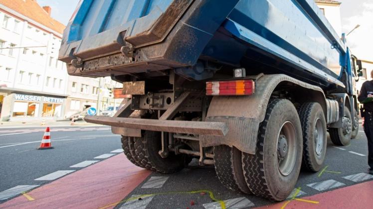 Immer wieder kommt es zu tödlichen Unfällen mit Lkw auf der B68 – wie hier im Jahr 2014.