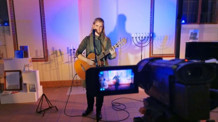In der Alten Synagoge in Krakow am See hat Nora Gauger ein Konzert vor der Kamera gegeben. Ohne Publikum. Zu sehen ist der Auftritt im Internet. In der Alten Synagoge in Krakow am See hat Nora Gauger ein Konzert vor der Kamera gegeben. Ohne Publikum. Zu sehen ist der Auftritt im Internet.