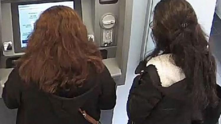 Mit Bildern aus einer Videokamera sucht die Polizei Münster zwei Frauen, die in Osnabrück versucht haben sollen, Bargeld mit einer gestohlenen EC-Karte abzuheben.