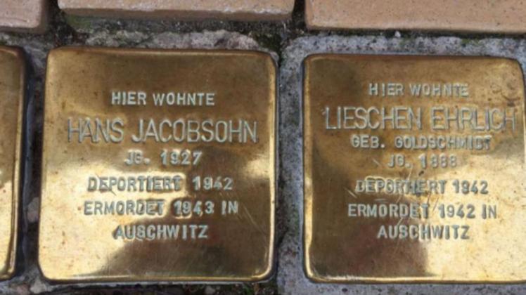 Die Inschrift auf dem ursprünglichen Stolperstein im Gedenken an Hans wird geändert.