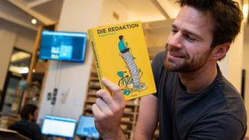 Gründer und Geschäftsführer Benjamin Fredrich freut sich über den Erfolg seines Greifswalder Katapult-Verlags. Im  Roman "Die Redaktion"  schildert  er die  Entstehungsgeschichte.