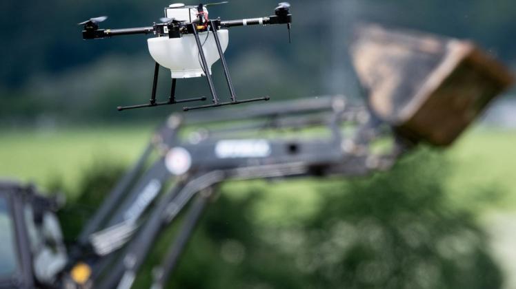 Eine Drohne fliegt vor einem Traktor über einem Getreidefeld. Experten sprechen von einer Revolution in der Landwirtschaft. Mit digitaler Technik sollen gleich mehrere Fliegen mit einer Klappe geschlagen werden: eine Arbeitserleichterung für Landwirte und mehr Umweltschutz. Das sogenannte Smart Farming ist in aller Munde.