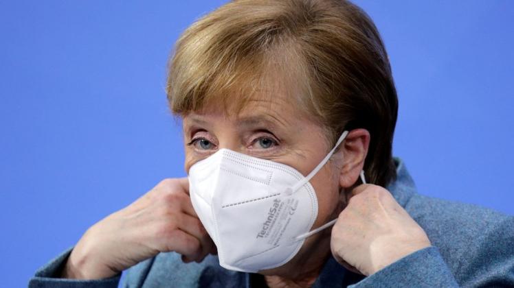Trotz der Lieferengpässe bei den Impfstoffen gegen das Coronavirus hält Bundeskanzlerin Angela Merkel (CDU) an der Zusage fest, bis zum Ende des Sommers jedem Bürger ein Impfangebot machen zu können.