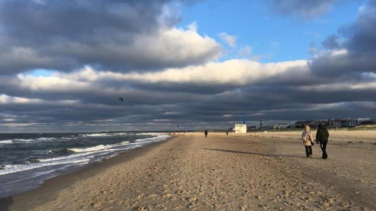 Der Januar zeigte sich oft grau und nass. In den lichten Momenten wurde der Strand von Warnemünde gern für Spaziergänge genutzt.
