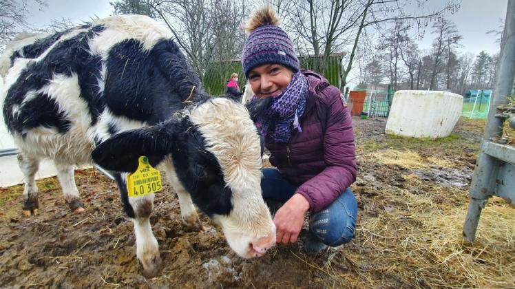 Bettina Wübbels-Hovenga und der Bulle Milkyway: Dank der Hilfe von 5000 Facebooknutzer konnte die Leeranerin das Tier retten. Bettina Wübbels-Hovenga und der Bulle Milkyway: Dank der Hilfe von 5000 Facebooknutzer konnte die Leeranerin das Tier retten.