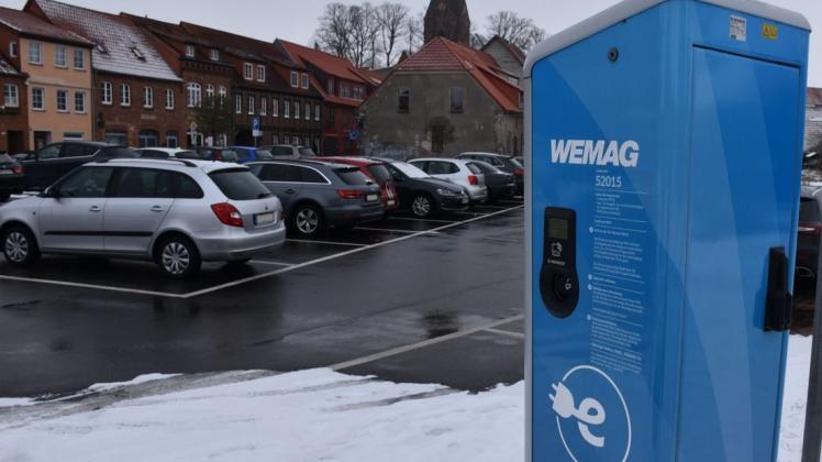 45 Ladepunkte - hier eine Ladesäule auf einem Parkplatz in Gadebusch - gibt es im Landkreis Nordwestmecklenburg. Von mehr als 85300 zugelassenen Fahrzeugen werden nur 371 von einem Elektromotor angetrieben.