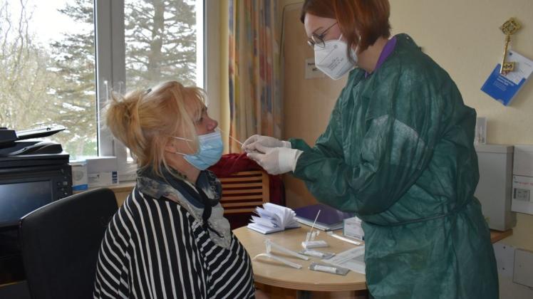 Routinemäßig testet Theresa König (r.), Pflegedienstleiterin der Tagespflegen der Diakonie Güstrow, Kunden und Mitarbeiter auf das Corona-Virus, hier die Wohnbereichsleiterin Martina Stuhr.