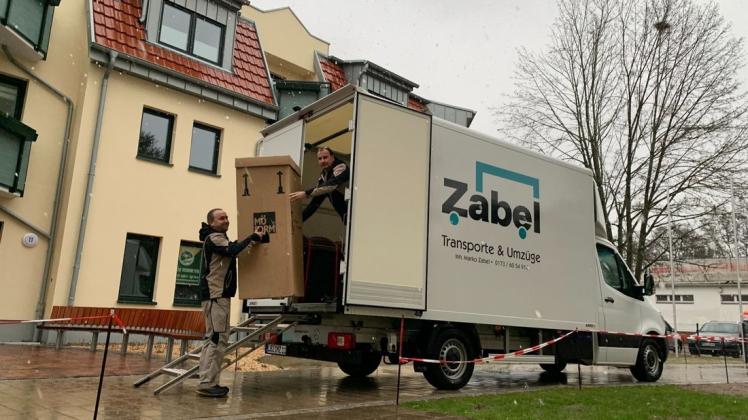 Bringt für seine Kunden den Hausstand ins neue Heim: Firmenchef Marko Zabel (r.) mit seinem Mitarbeiter Maik Klevenow.