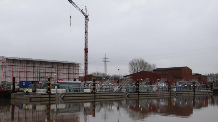 Am Freitag, 5. Februar 2021, soll die schwimmende Tankstelle (im Vordergrund) für eine Raffinerie bei Köln den Papenburger Hafen verlassen.