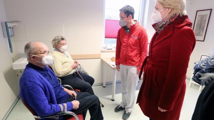 Bei der Vorstellung des Pilotprojekts Corona-Schutzimpfung in Hausarztpraxen unterhalten sich in der Hausärztlichen Gemeinschaftspraxis Werner (l.) und Waltraut Burmeister, Fabian Holbe, Facharzt für Allgemeinmedizin, und Manuela Schwesig (SPD), Ministerpräsidentin von Mecklenburg-Vorpommern, bevor das Ehepaar Burmeister geimpft wird.