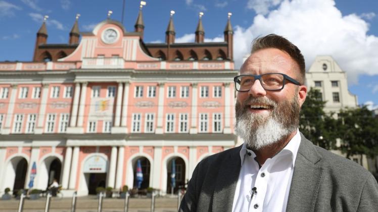 Die niedrigen Corona-Infektionszahlen in Rostock im Vergleich zu anderen Städten und Landkreisen Deutschlands machen Oberbürgermeister Claus Ruhe Madsen mittlerweile bundesweit zu einem gefragten Interview-Partner.