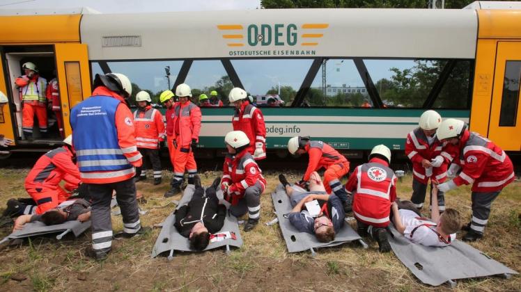 Bei einem simulierten Zugunglück mit 100 Verletzten übte die Medical Task Force 2016 in Schwerin.
