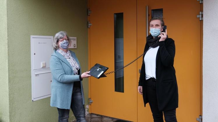 Karin Landeck (links) und Andrea Schulte bieten im Familienzentrum auch weiterhin Unterstützung an – beispielsweise per Telefon.