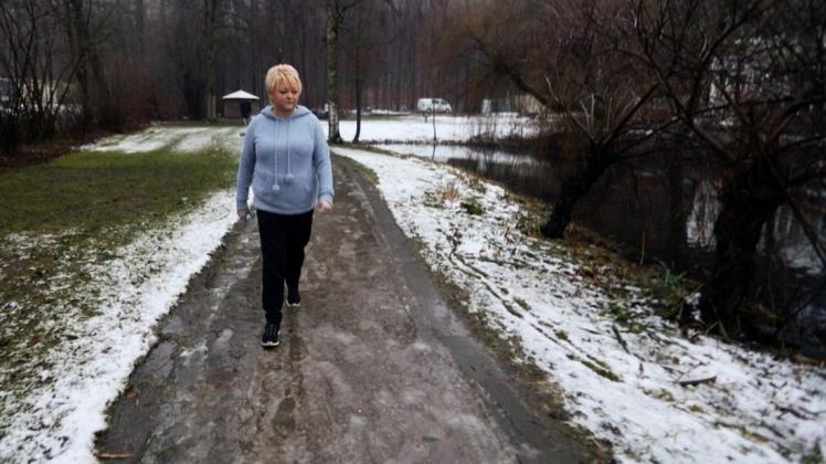 Mit kleinen Rundgängen im Garten der Klinik Teutoburger Wald in Bad Rothenfelde arbeitet sich Eva Gebuhr langsam an ihren Zustand vor der Corona-Infektion heran.