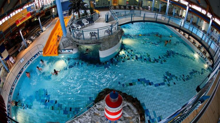 Besucher vergnügen sich in einem der Schwimmbecken des Freizeitbads "Wonnemar". Das ist aufgrund der Corona-Maßnahmen derzeitig geschlossen.