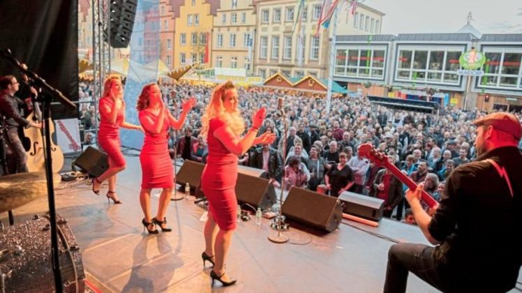 Partystimmung und feiernde Menschen, dichtgedrängt vor der Marktplatz-Bühne: Dieses jahrzehntelang selbstverständliche Bild (wie hier auf einem Foto aus dem Jahr 2017) wird es so schnell nicht mehr geben: Die Maiwoche 2021 wird wohl nicht stattfinden.
