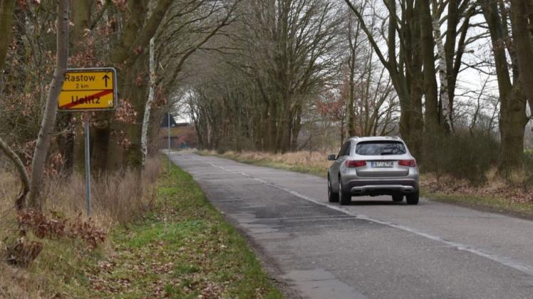 Die Straße zwischen den Gemeinden Uelitz und Rastow ist in schlechtem Zustand. Die Straße zwischen den Gemeinden Uelitz und Rastow ist in schlechtem Zustand.