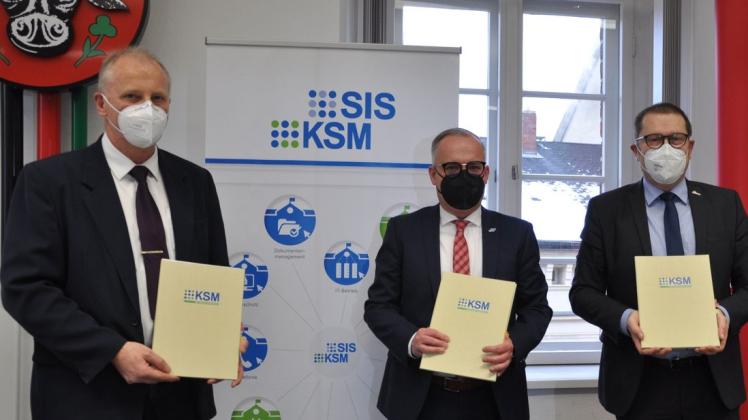 Bürgermeister Dirk Flörke (r.) und sein Stellvertreter Frank Schmidt (l.) unterzeichneten den öffentlich-rechtlichen Vertrag mit Matthias Effenberger als Vorstand des kommunalen IT-Dienstleisters KSM.
