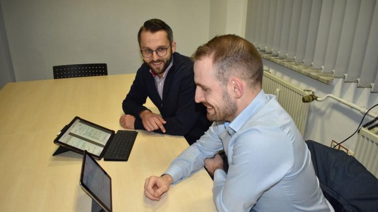 Drängen seit langem auf eine Digitalisierung der Ratsarbeit: Andreas Scharfschwerdt (l.) und Christian Hermann von der Wählergemeinschaft Unabhängige Bürger für Parchim. Das Foto entstand vor der Pandemie.