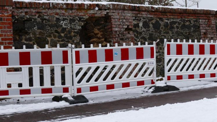 Mit Absperrgittern ist der Gefahrenbereich im Ludwigsluster  Schlachthofweg schon seit längerem gekennzeichnet. Die Stadt hofft bei der Mauer auf Fördermittel.