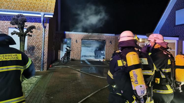 Ein Garagenbrand sorgte am Donnerstagmorgen im Lingener Ortsteil Holthausen-Biene für einen größeren Einsatz der Feuerwehr.