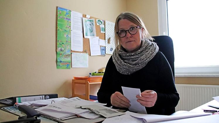 Trotz des Lockdowns und der fehlenden Wintergäste hat Brit Abeln viel Schreibarbeit zu erledigen. Im neu renovierten Büro macht das gleich viel mehr Spaß.