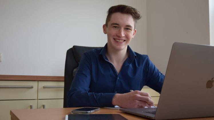 Der Laptop und das Tablet sind stetiger Begleiter von Hannes Ertl. Der 17-Jährige arbeitet für seine Firma Fahrschul Boost von Zuhause aus.