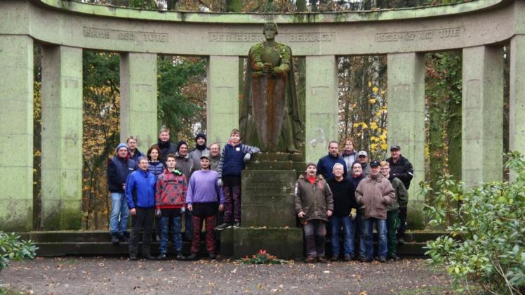 Wollen das Heldendenkmal sanieren: die Mitglieder im Lions Club Perleberg.
