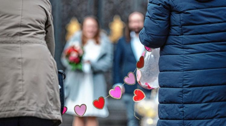 Mit viel Abstand und ohne Gäste und große Feier wird während der Corona-Pandemie im Amt Stralendorf geheiratet.