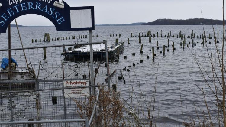 Vom großen Anleger am Zippendorfer Strand stehen nur noch Pfähle und Dalben. Dieses Jahr soll ein Neubau entstehen.