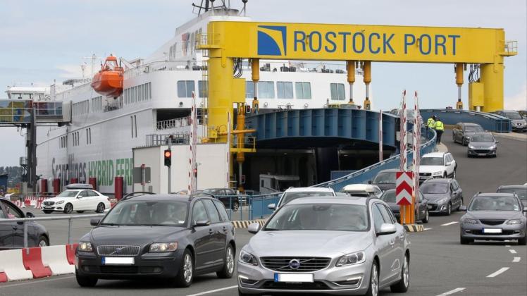 Autos verlassen im Seehafen Rostock eine Fähre.
