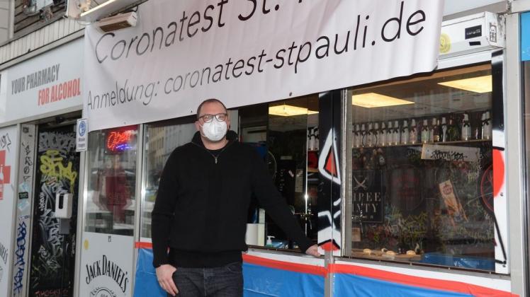 Benedikt Pliguett hat auf dem Hans-Albers-Platz die erste Corona-Teststation auf St. Pauli eröffnet. Der Ex-Torwart des FC St. Pauli betreibt mehrere Läden auf dem Kiez.
