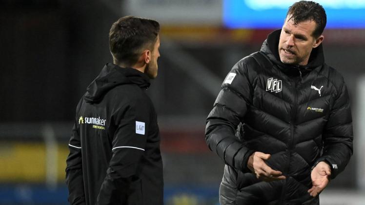 Trainer Marco Grote (VfL Osnabrück) im Gespräch mit Bashkim Ajdini. Foto: imago images/Nordphoto/Paetzel