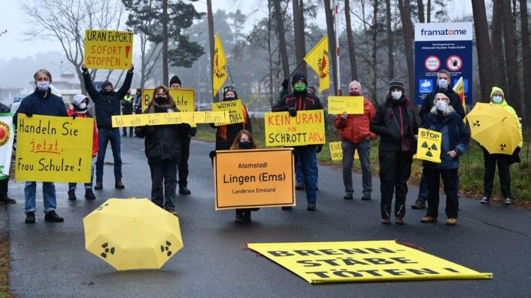 Bei einer Mahnwache vor ANF in Lingen forderten Atomkraftgegner schon am 12. Dezember 2020 den Stopp von Brennelementen von Lingen nach Belgien.