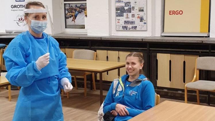 Eine Ärztin im Team: Victoria Schlegel testet ihre Mannschaftskolleginnen, hier Nicole Rotfuß, auf das Coronavirus. Nur bei einem negativen Test können die Spielerinnen am Training teilnehmen.