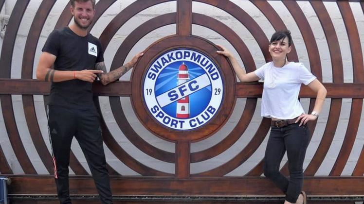 Das Manager-Duo des SFC Swakopmund Sport Club: Stefanie Giersch (r.) und der Prignitzer Tony Arjen Daugals.